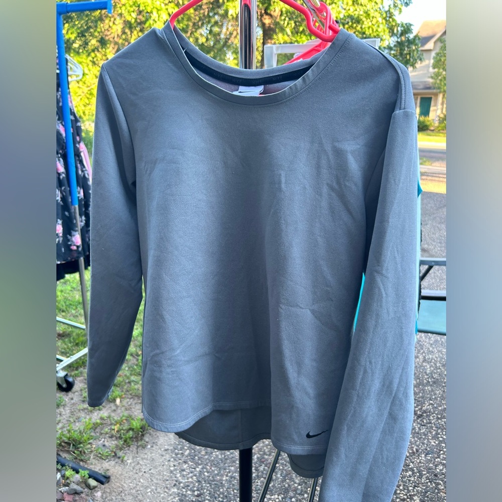 Nike therma fit long sleeve top
